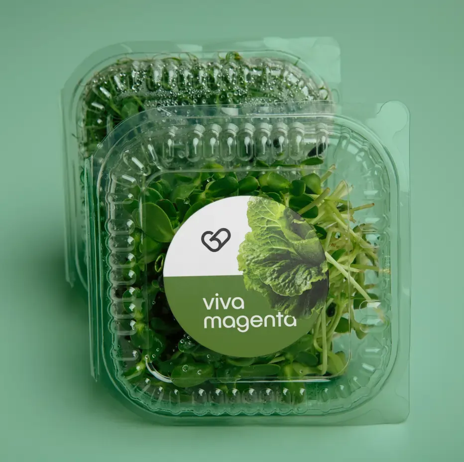 Clear organic salad container with a round Viva Magenta label